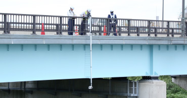 橋の下に人が立ち入れない場所でも、橋上から安全に点検可能で、足場や交通規制がほぼ不要